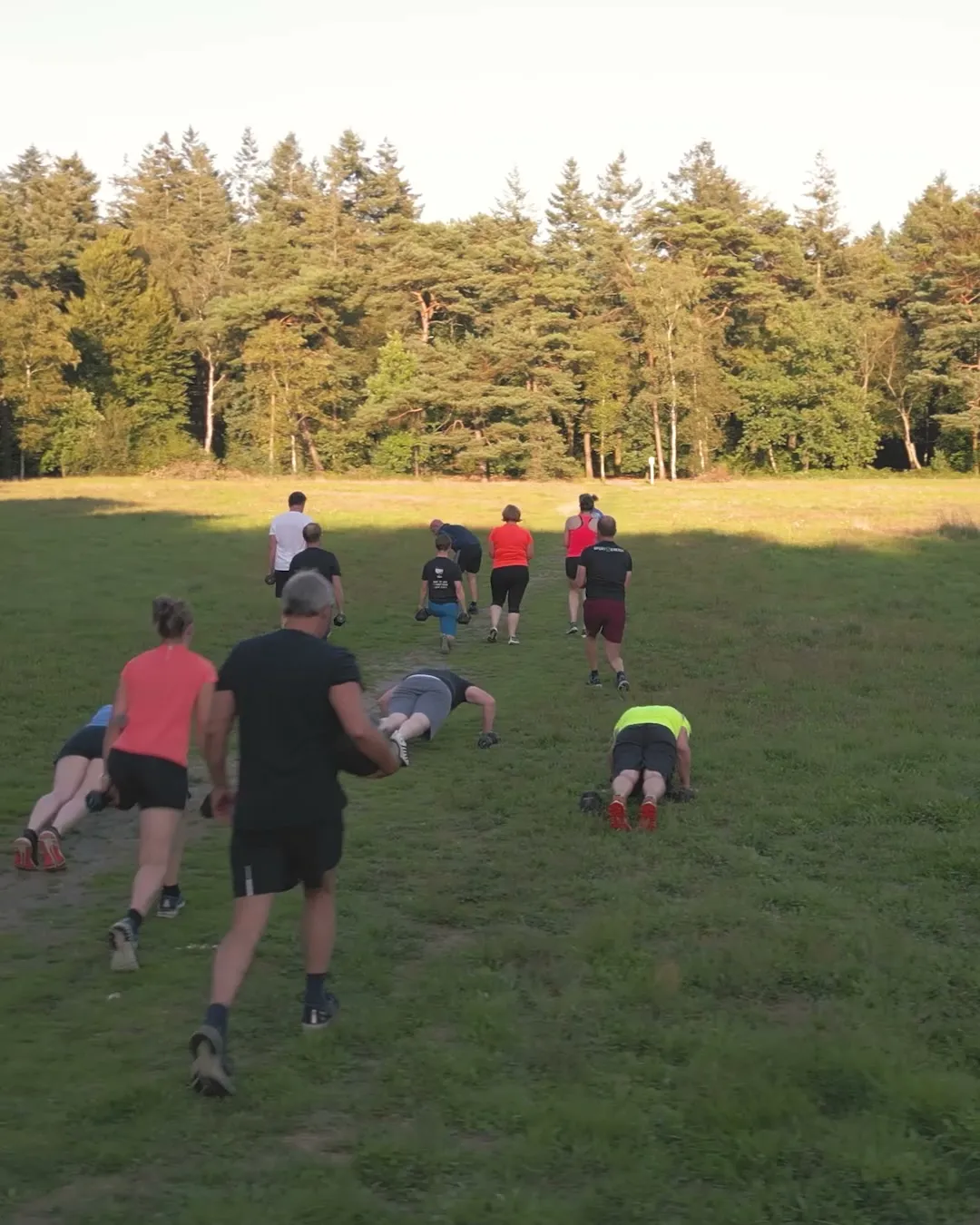 Groep sporters bij bootcamp op de Utrechtse Heuvelrug