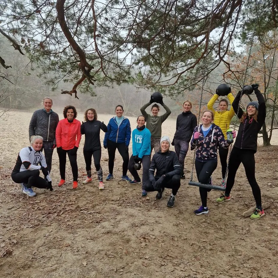 Coach Léon van Straten begeleidt een buitentraining in Driebergen