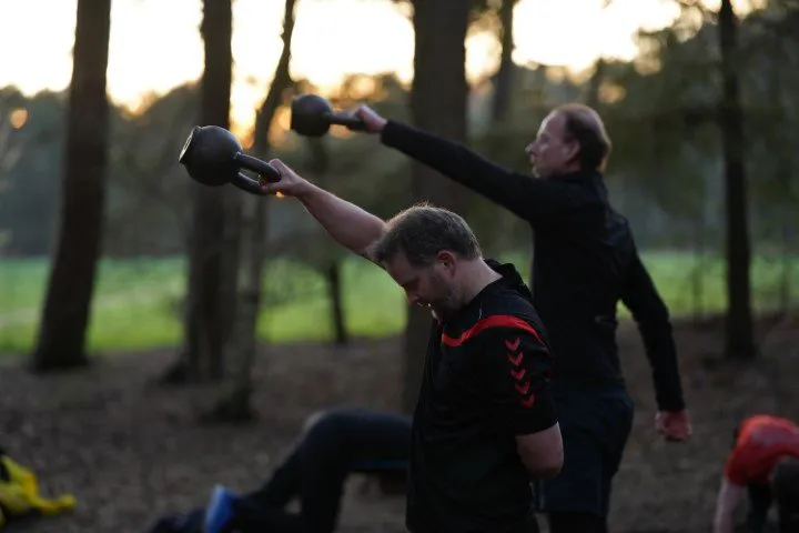 Coach Léon van Straten begeleidt een bootcamp training op de Heuvelrug